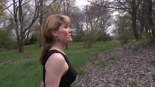 MILF im Park mit Wichse in der Fresse!