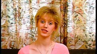 Blonde Solo auf der Couch Retro