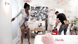 Ebony Goddess Camgirl Fucks The Plumber To Please Her Fans