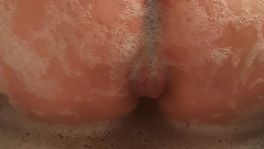 Kako volim kad mogu dobro istrljati moj klitic u kadi