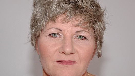 Booty mommy loves wild cock ride