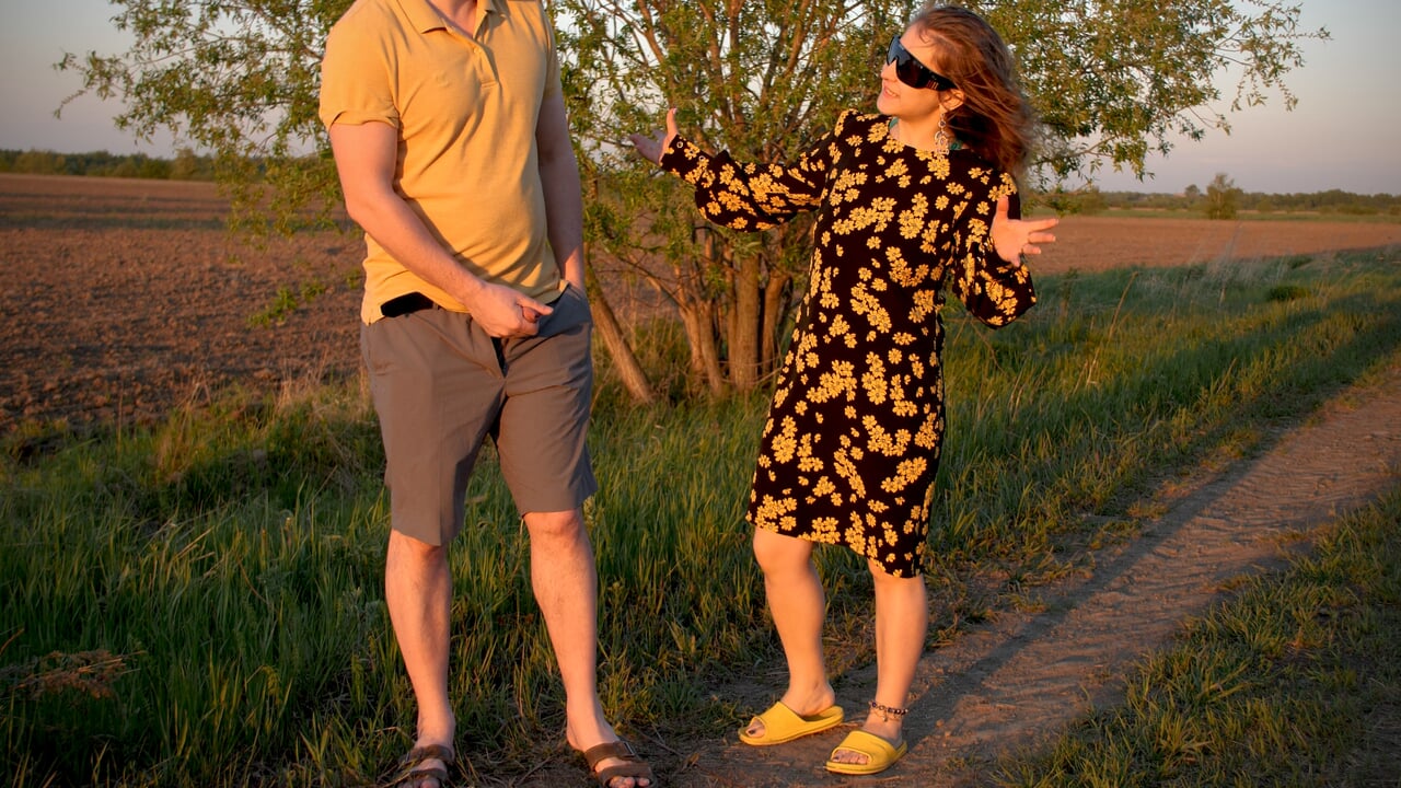 Cute saree bhabhi asked directions from a Desi stranger and was fucked hard in the scarlet sunset! XSanyAny