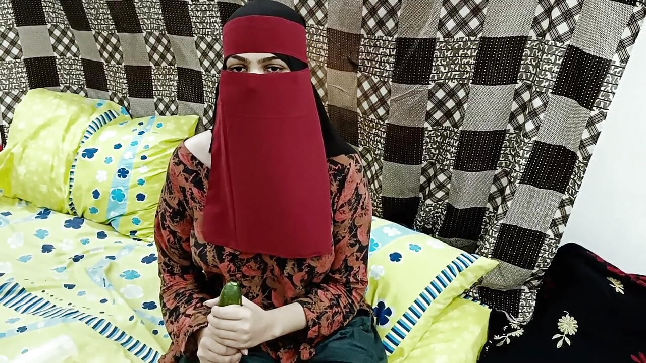 Desi Stepmom in Hijaab Playing With Cucumber