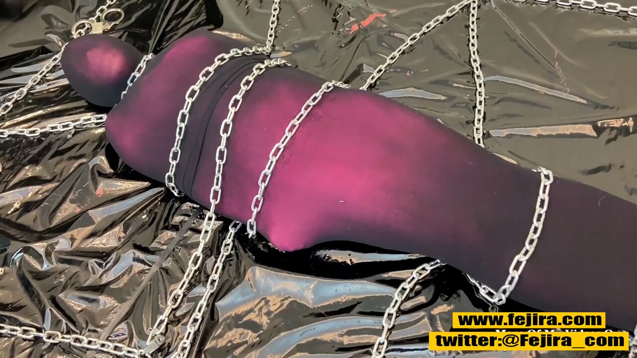 Fejira com Multi-layered stocking chains to tighten the bondage