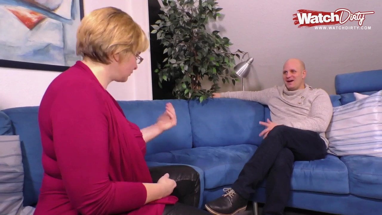 fette chefin fickt mitarbeiter bei wichtigen gespraech