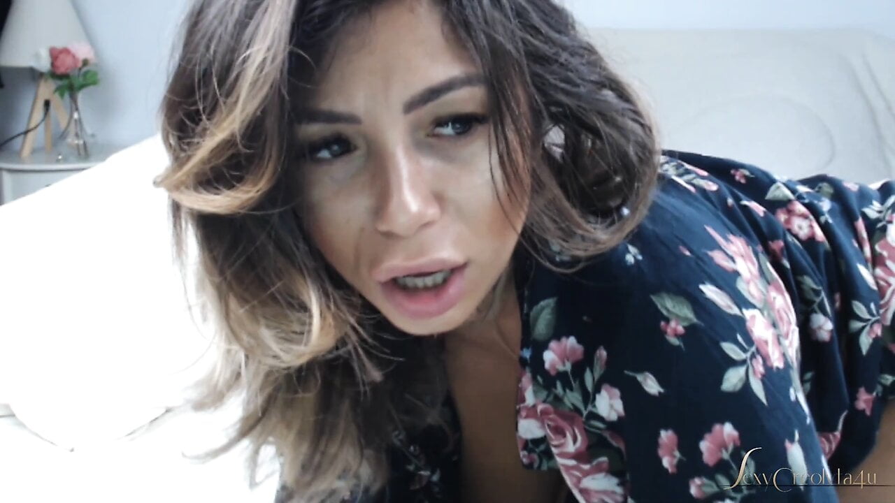 Geiles Luder mit dicken Titten wichst die Fotze