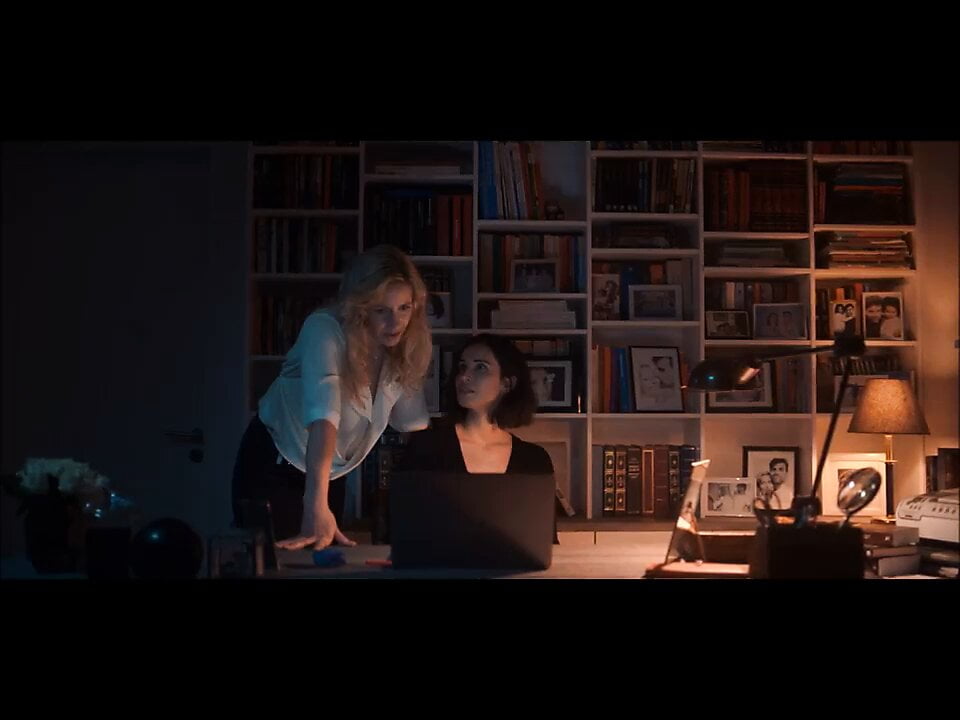 Heida Reed – lesbian scene in Stella Blomkvist s01e06