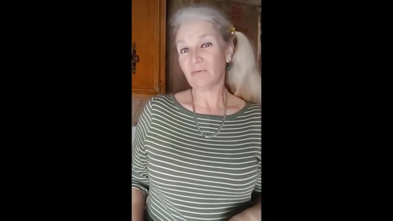 Hot Mature Fucks a Zucchini Til Orgasm!