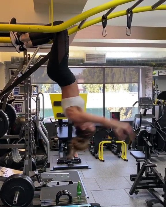 Kate Beckinsale working out upside down