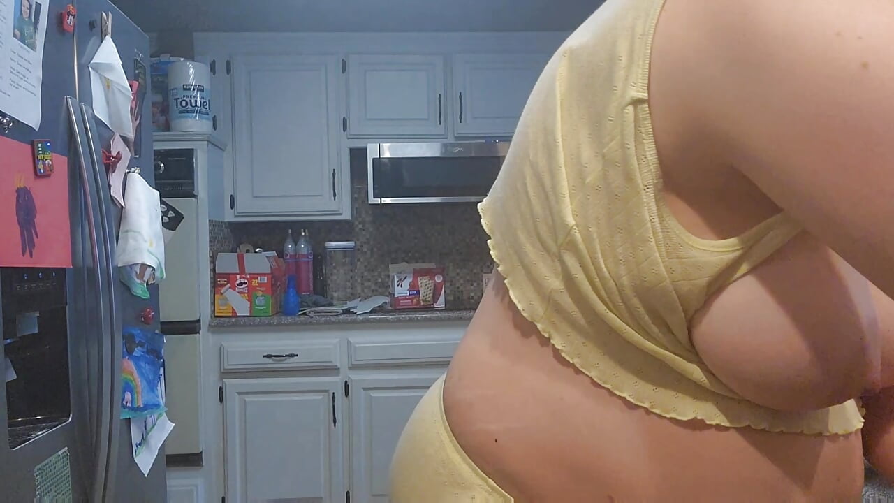 Milf washes dishes with her tit’s out
