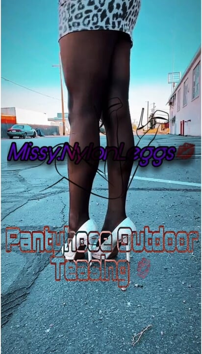 MissyNylonLeggs – Pantyhose Outdoor Teasing pt 2