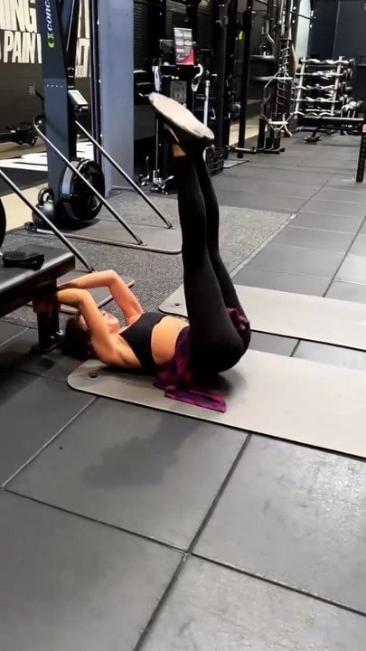 Sarah Hyland looking hot working out, February 2020.