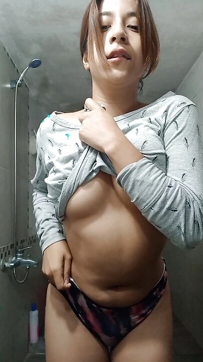 Selene does naked when she is left alone at home looks at her wet pussy