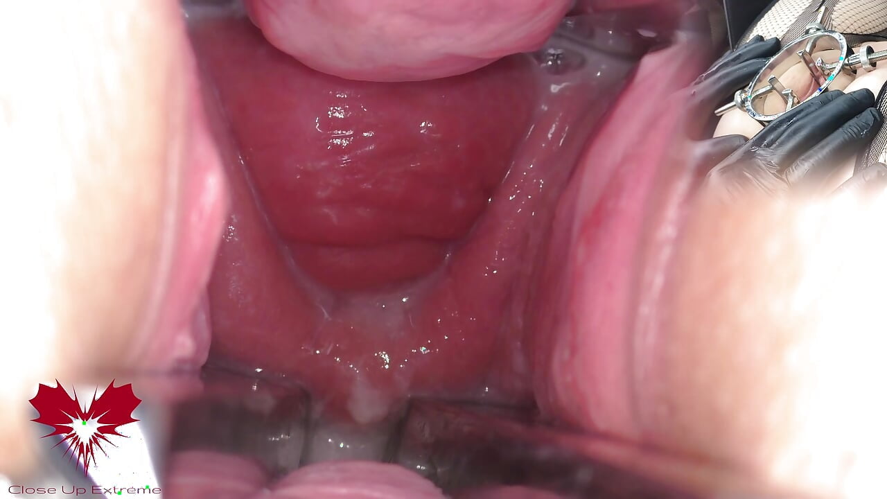 The hole expander stretches the mistress’ pussy wide. Enjoy the juicy cunt meat!