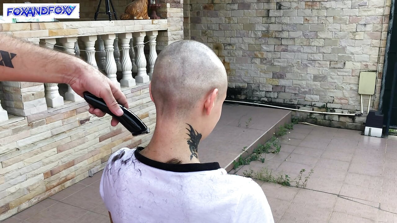 Behind the scenes: Lisa Fox shave her head. Music clip