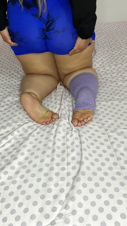 Big ass stepmom while playing in bed in leggings