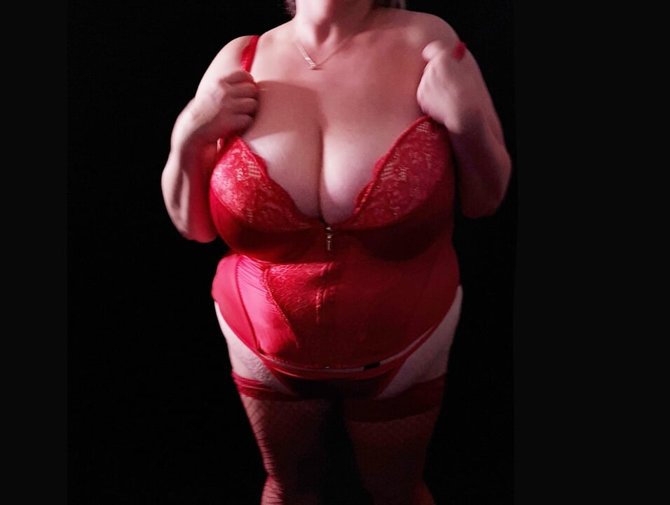 Erotic Photoshoot – Big Mature Saggy Milf Tits Tastefully Filmed while posing for some photos for my Swingers profile