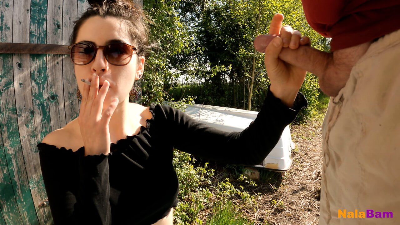 Getting in trouble outside at the pond – secret amateur outdoor sex