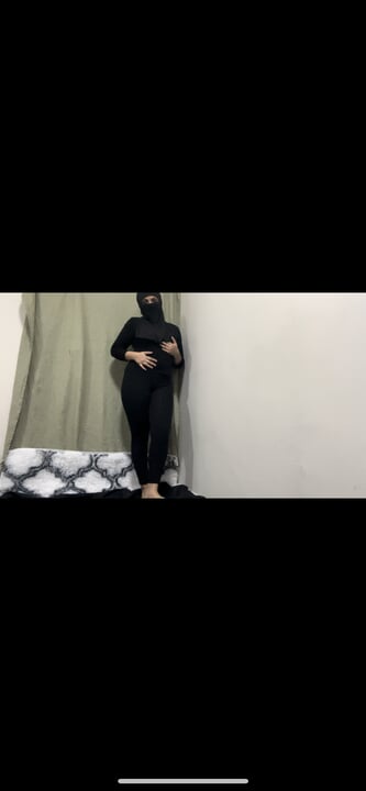 Horny Sri Lankan girl Nathasha enjoys her new toy. Sinhala voice