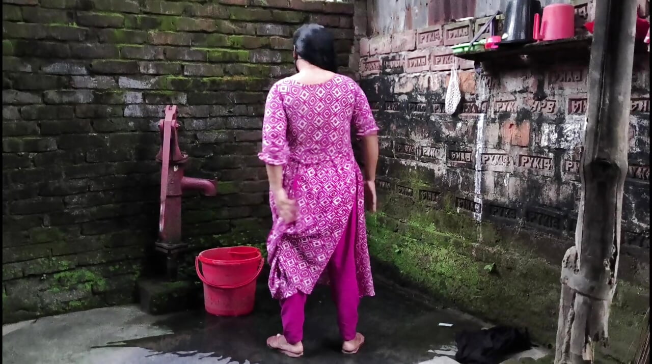 I see my aunty was cleaning the bathroom so I hugged her and started fucking her ass