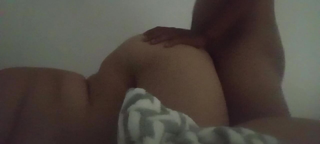 Kinantot ko ang girlfriend ko.   Napaungol sya sa sarap.  Gusto pa mag threesome