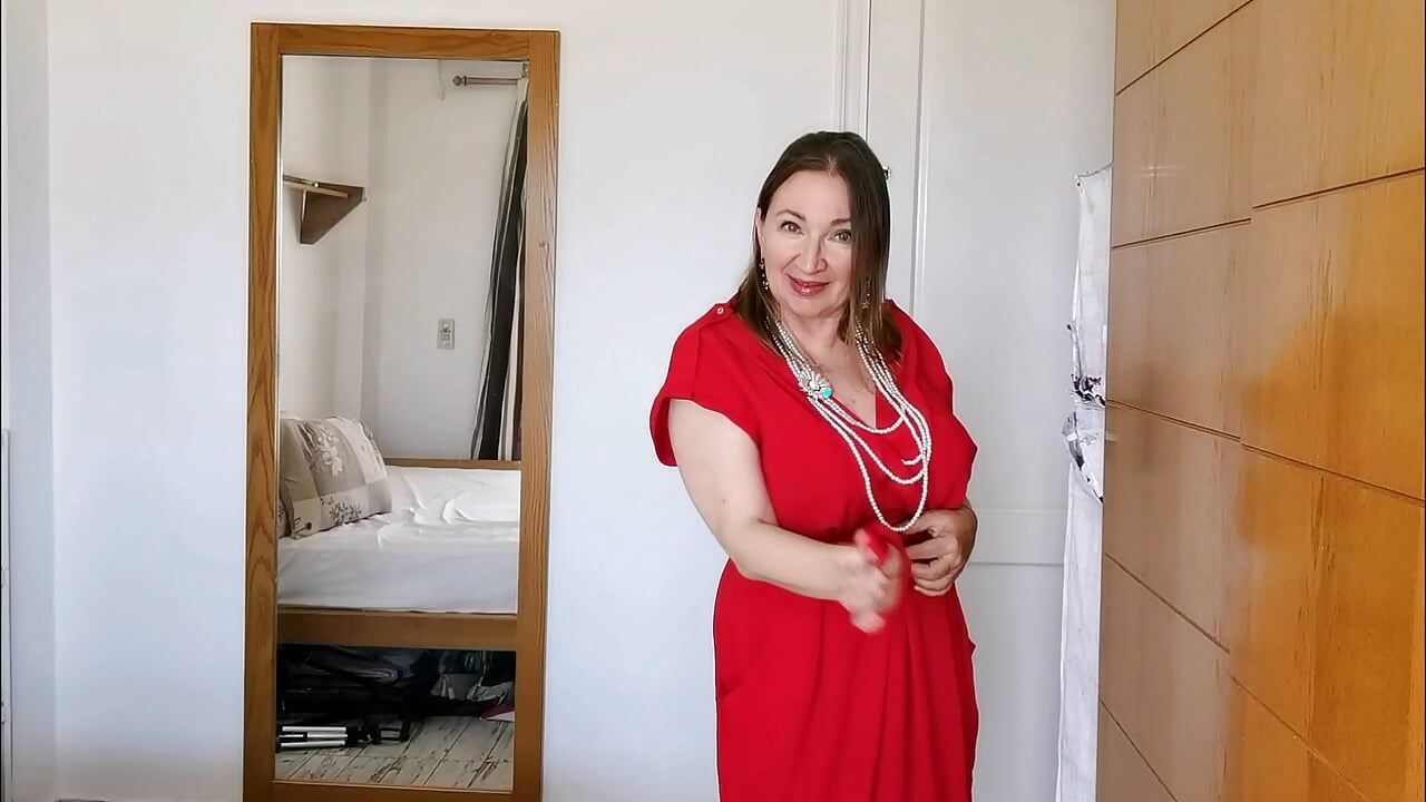 Material girl – mature with huge natural bust