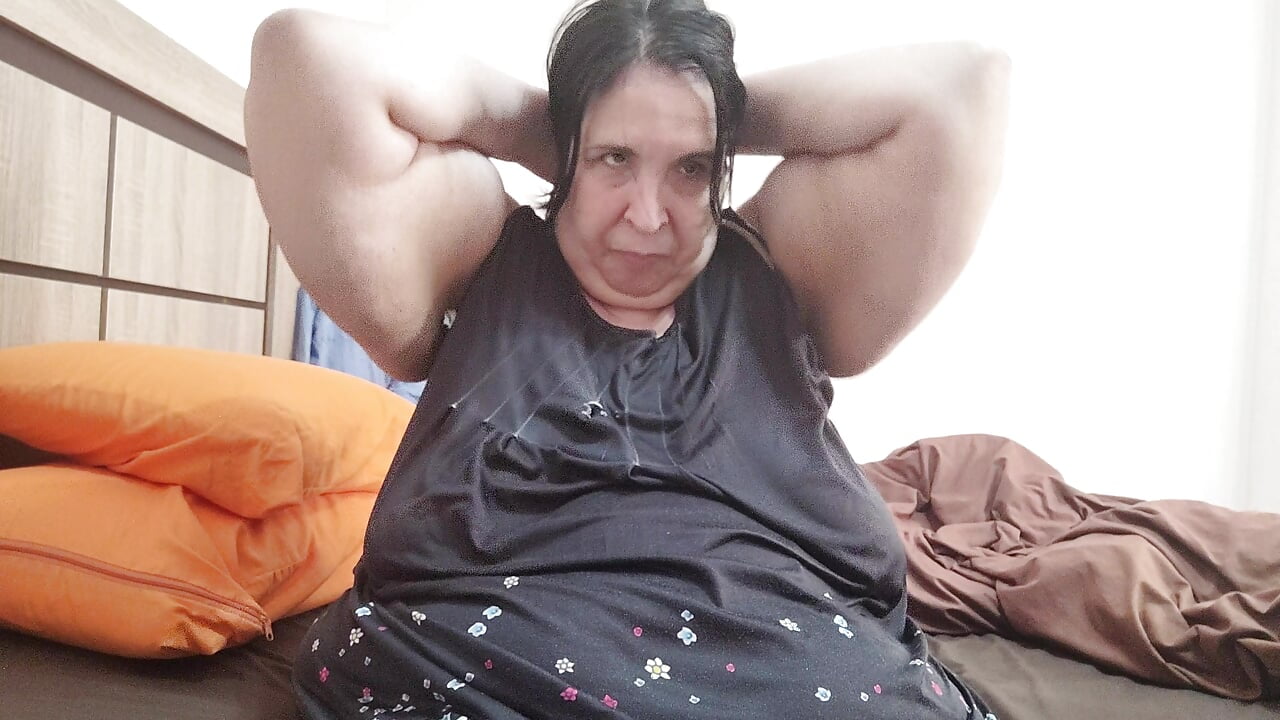 PalmiraGordi shows her hot pussy with which she is going to enjoy