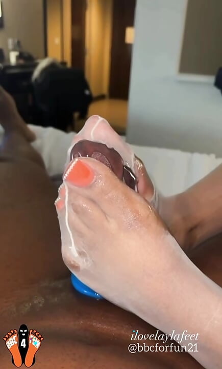 Post Orgasm Torture – Ebony ilovelaylafeet lets me Cum inside her ripped Nylon