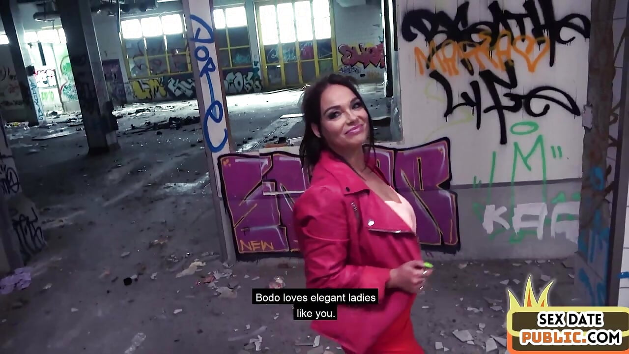 Real pickedup mature giving blowjob in an abandoned building