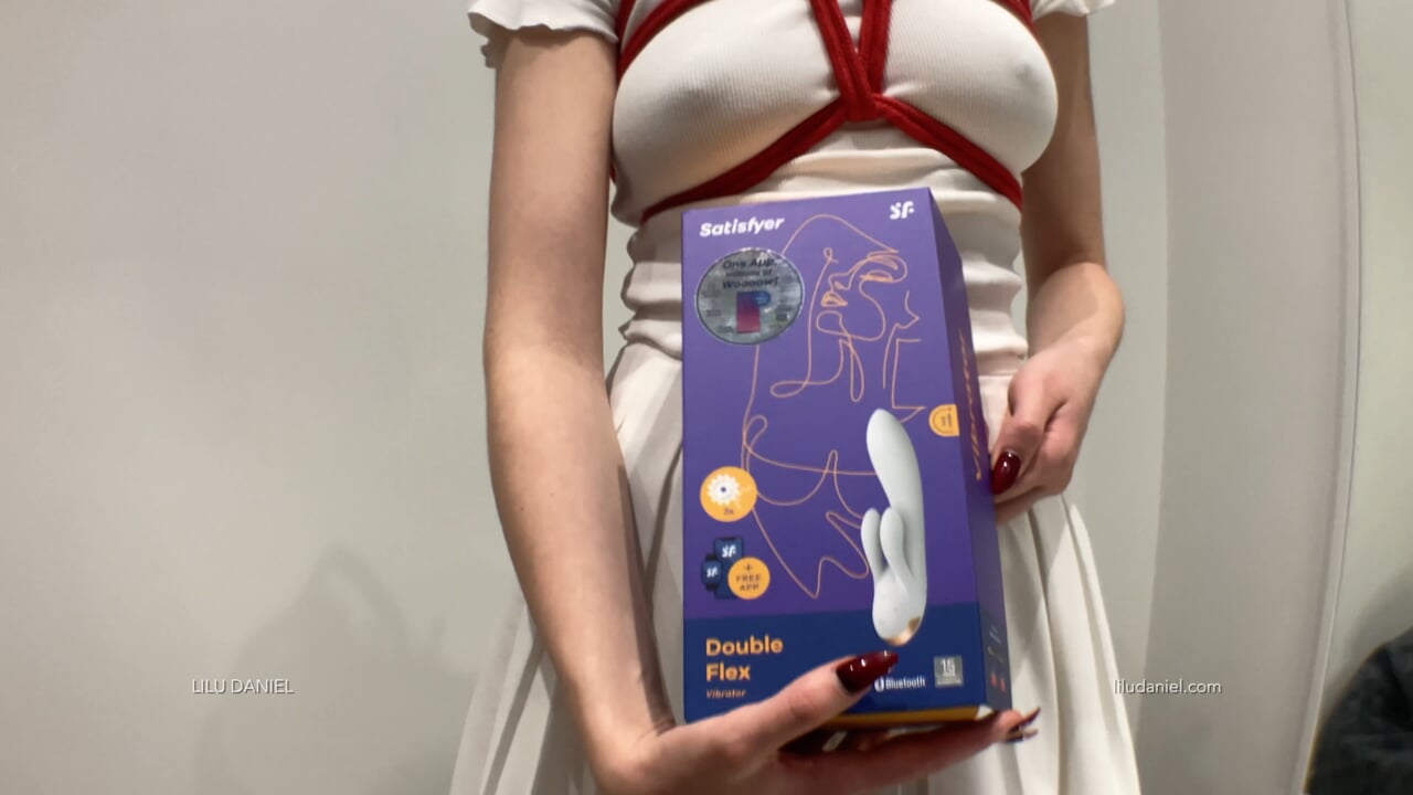 Schoolgirl unboxing new vibrator and try it until orgasm  🍆