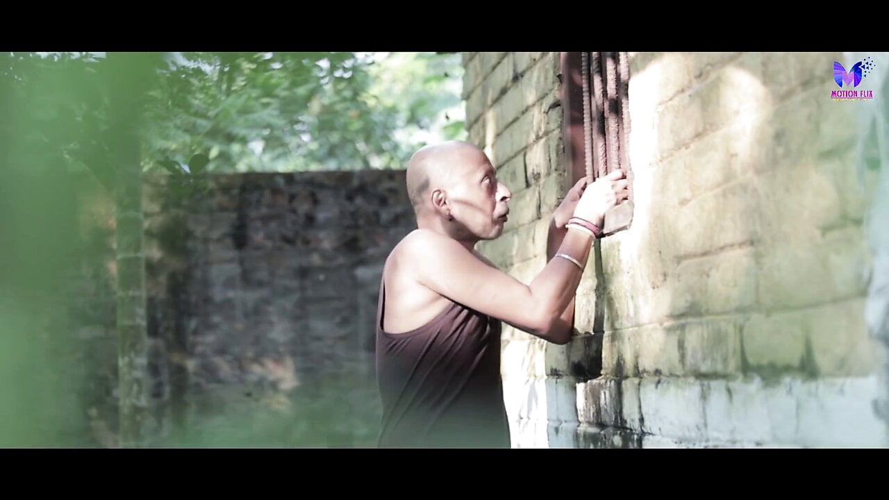 Sexy bhabhi showing her sexy navel