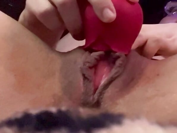 Slutty pussy rub makes soaken wet