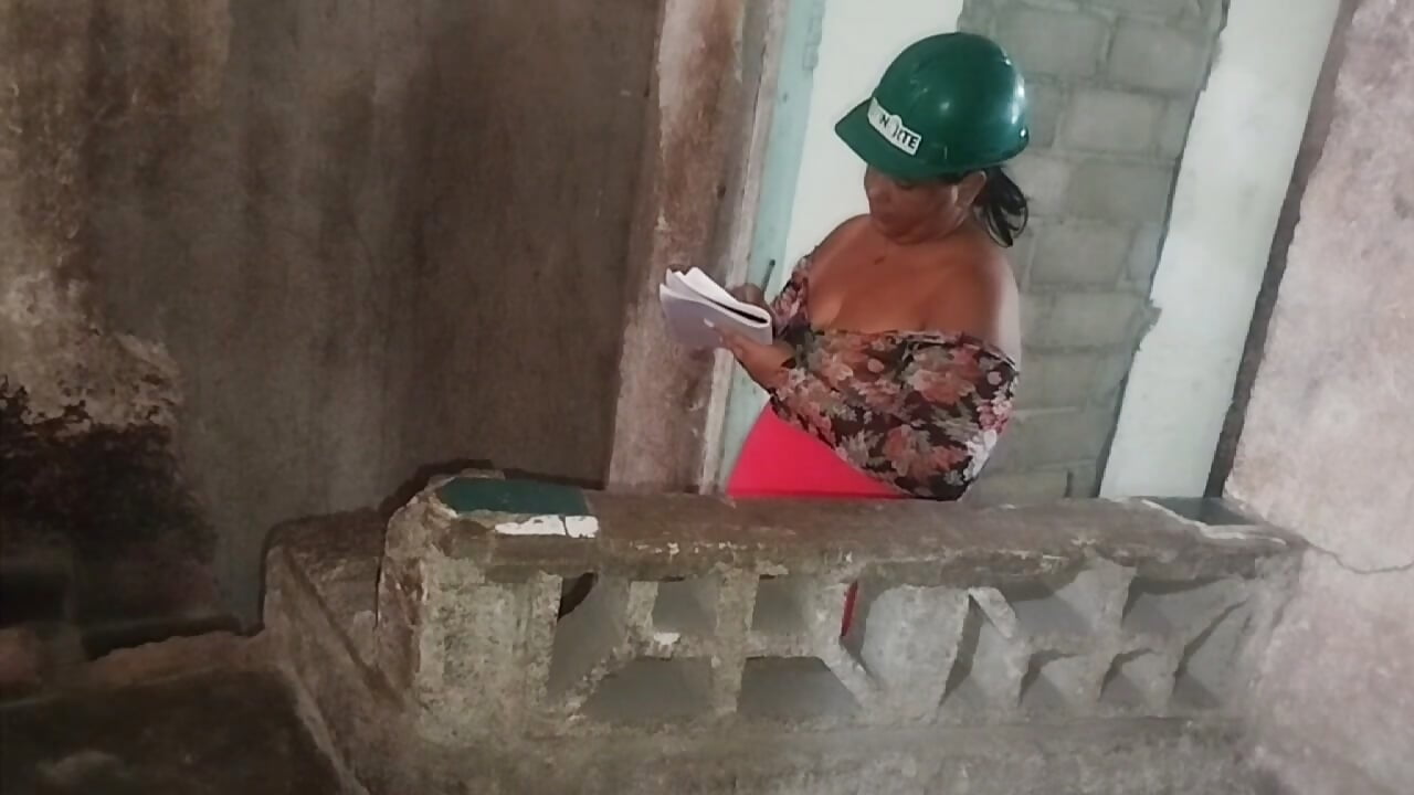 The boss goes to supervise the work and while the workers arrive she masturbates and ends up rich