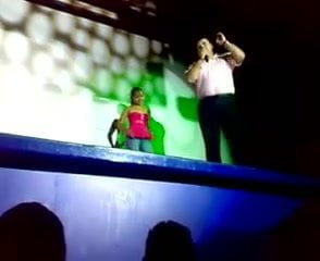 Une petite salope en jeans fait bander toute une salle !