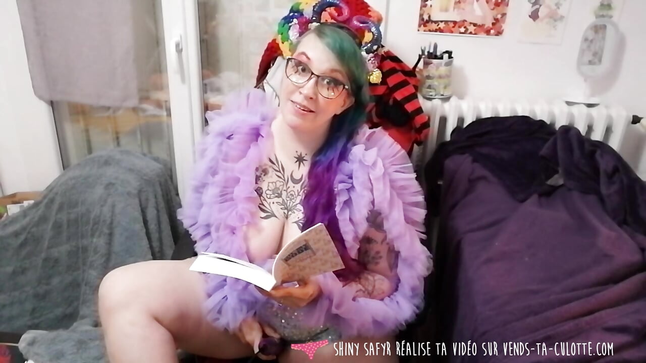 Vends-ta-culotte – A luscious French woman reads an erotic text while masturbating with a vibrator