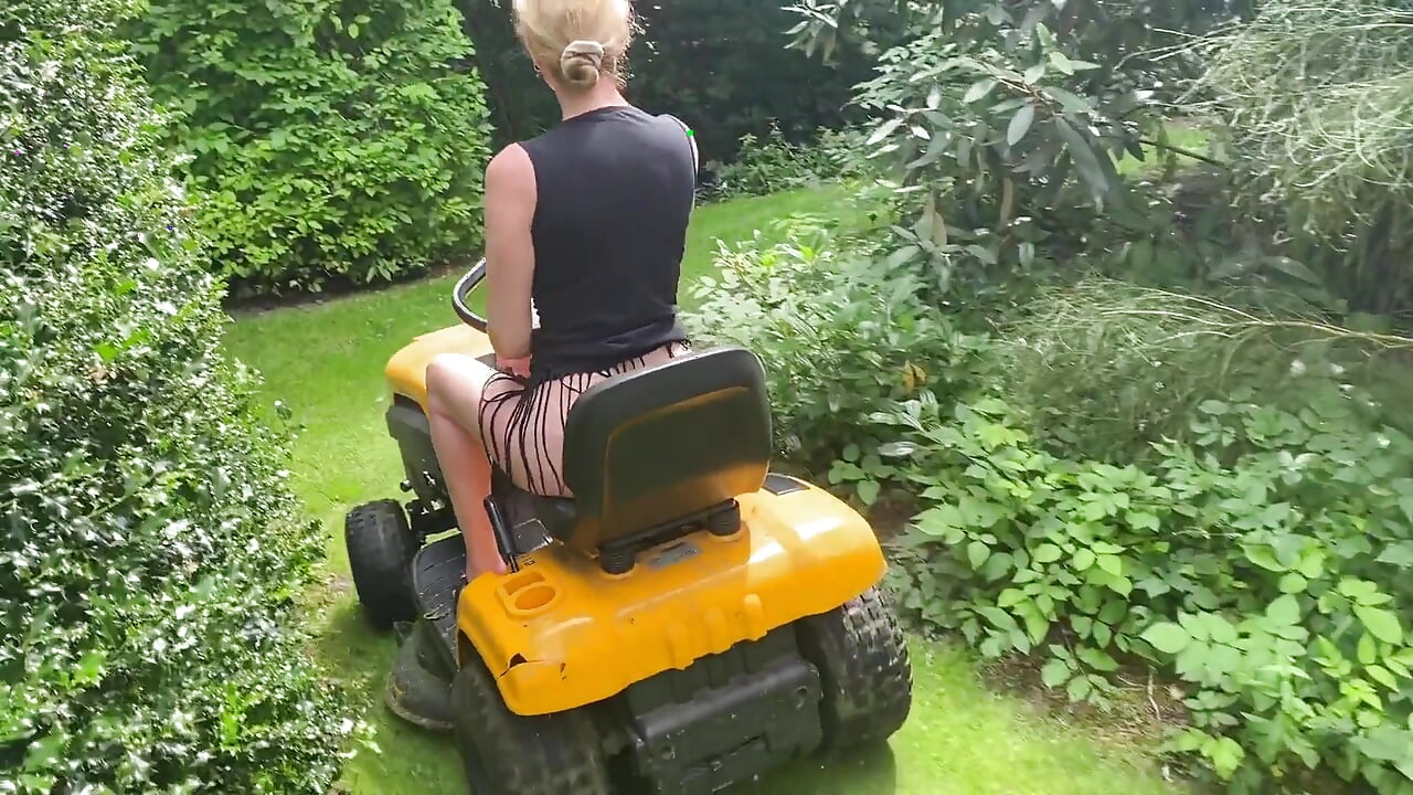 You Must See This! Mowing the Lawn While Sucking Dick with Sluttyshanna