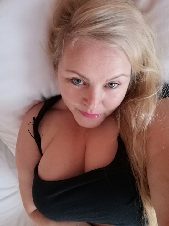 Mature MILF Kitty Queen in the bath with her vibrator – Homemade real BBW PAWG masturbation to real orgasm